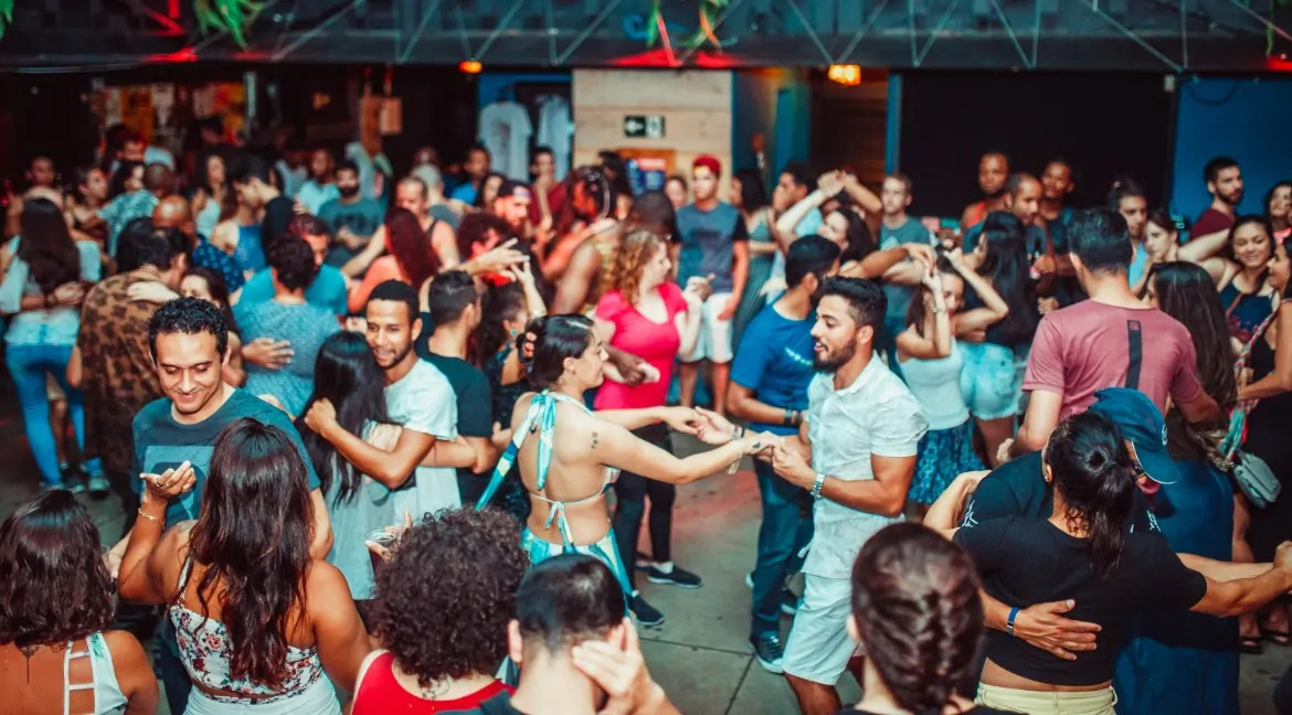 pessoas dançando forró