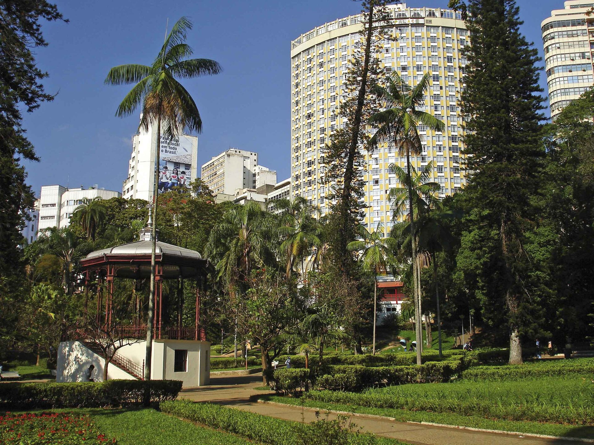 vista com jardins e biodiversidade do parque